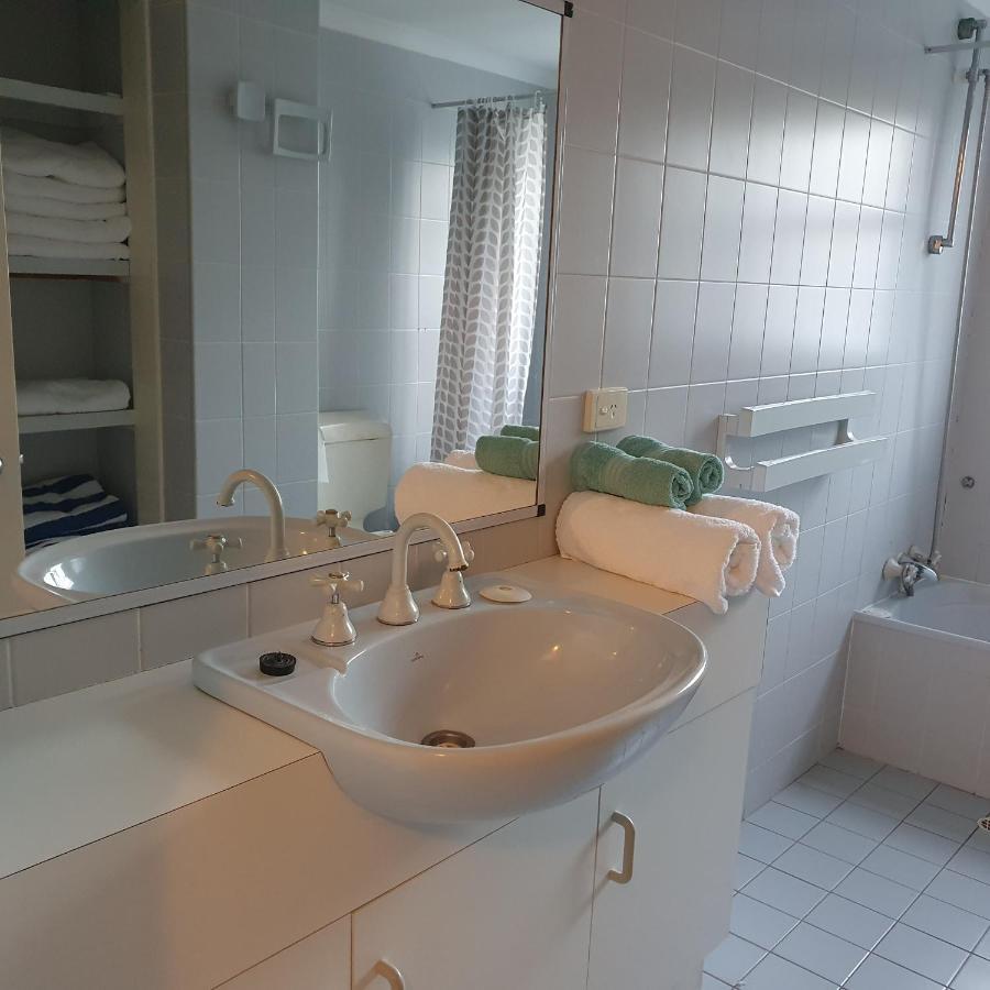 Villa Venezia Apt 3 - Spacious Hervey Bay Beachfront Apartment Exteriör bild
